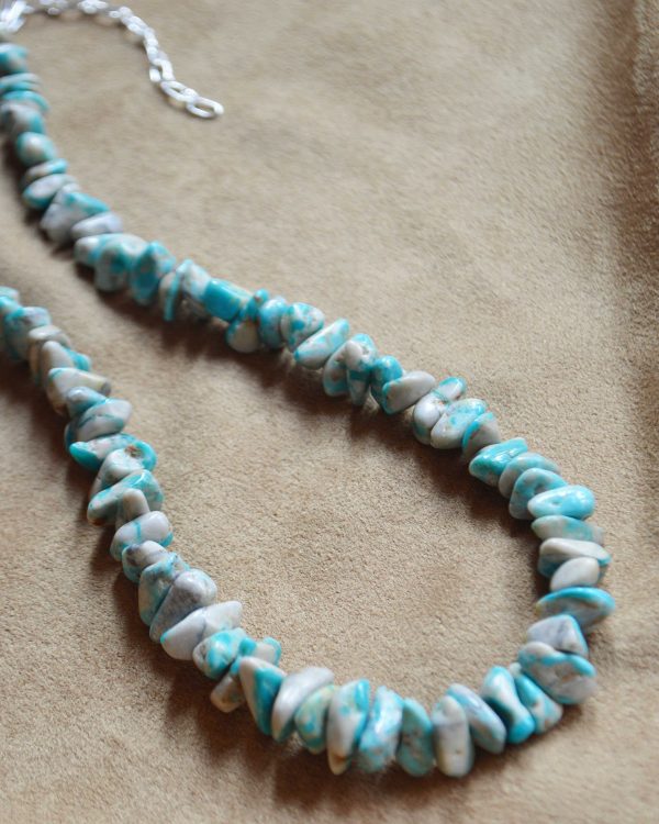 春の装いに映えるネックレス