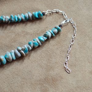 春の装いに映えるネックレス