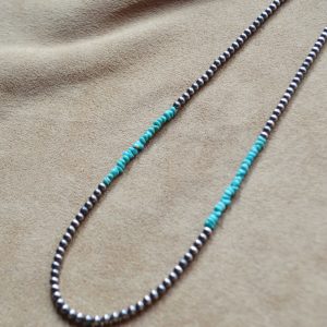 春の装いに映えるネックレス