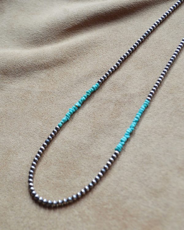 春の装いに映えるネックレス