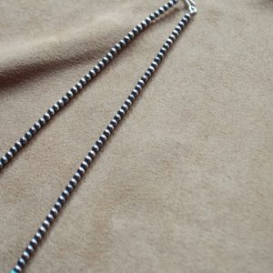 春の装いに映えるネックレス