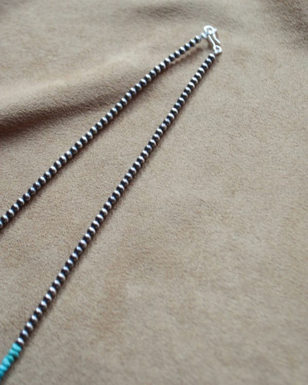 春の装いに映えるネックレス