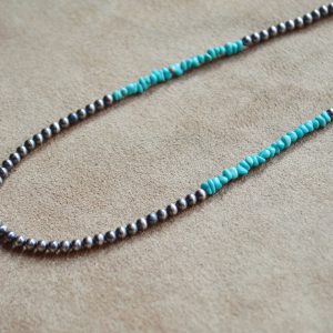 春の装いに映えるネックレス