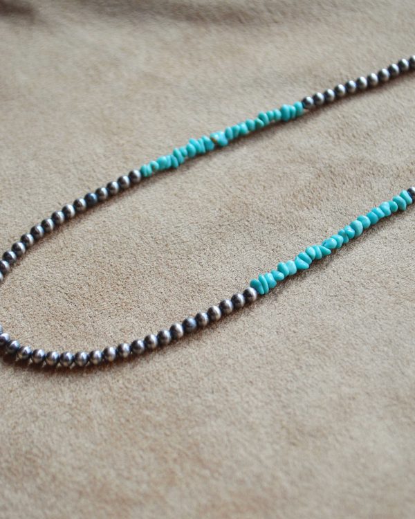 春の装いに映えるネックレス