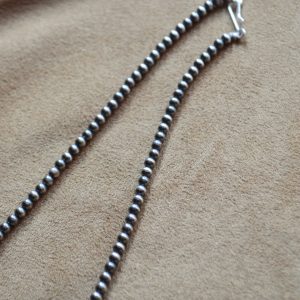 春の装いに映えるネックレス