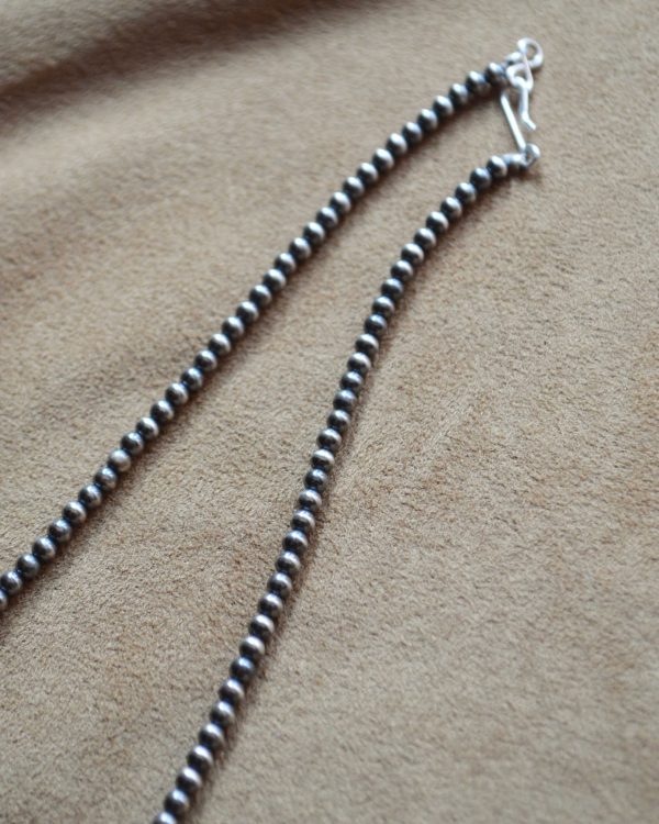 春の装いに映えるネックレス