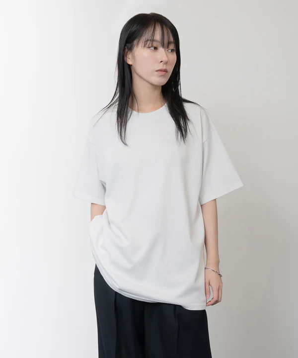 Knuuが提案する、日常に馴染む“無駄のない一枚”