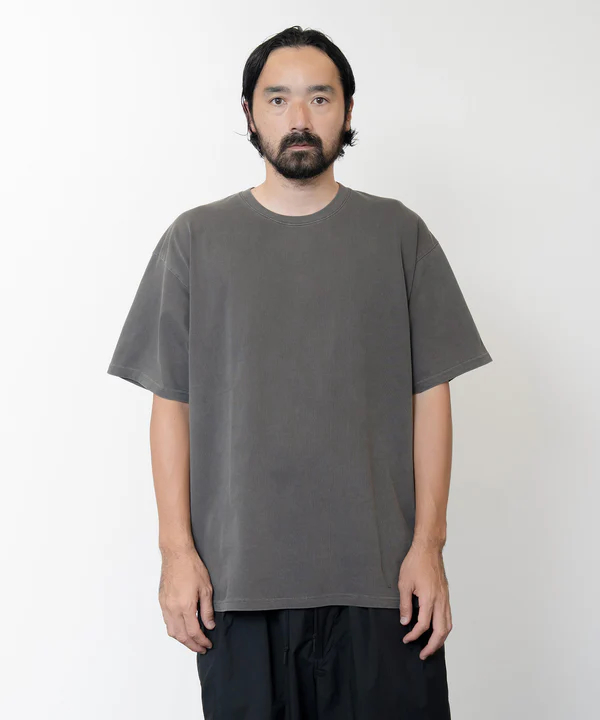 Knuuが提案する、日常に馴染む“無駄のない一枚”