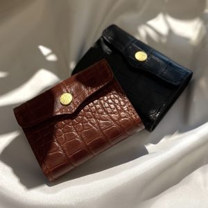 コンパクトなのに頼れる。牛革クロコで仕上げた三つ折りサイフ。