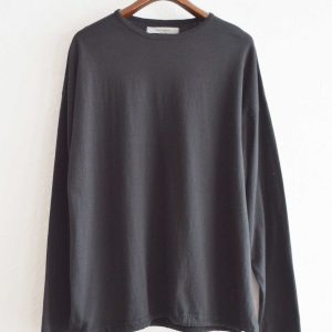 一枚でも重ねても映える、リラックスカットソー