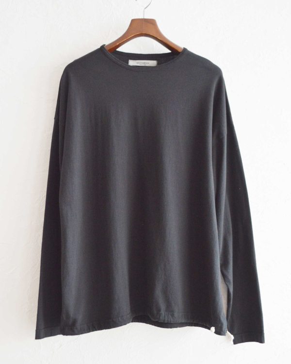 一枚でも重ねても映える、リラックスカットソー