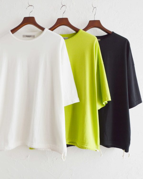 一枚でも重ねても映える、リラックスカットソー