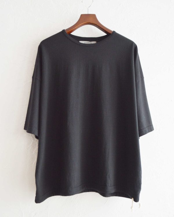 一枚でも重ねても映える、リラックスカットソー