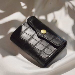 コンパクトなのに頼れる。牛革クロコで仕上げた三つ折りサイフ。