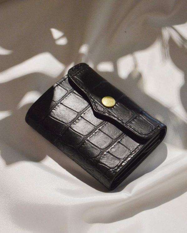 コンパクトなのに頼れる。牛革クロコで仕上げた三つ折りサイフ。