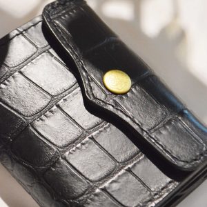 コンパクトなのに頼れる。牛革クロコで仕上げた三つ折りサイフ。