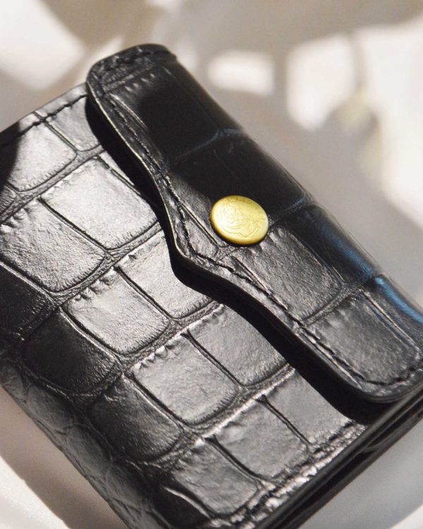 コンパクトなのに頼れる。牛革クロコで仕上げた三つ折りサイフ。