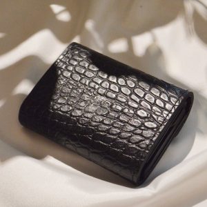 コンパクトなのに頼れる。牛革クロコで仕上げた三つ折りサイフ。