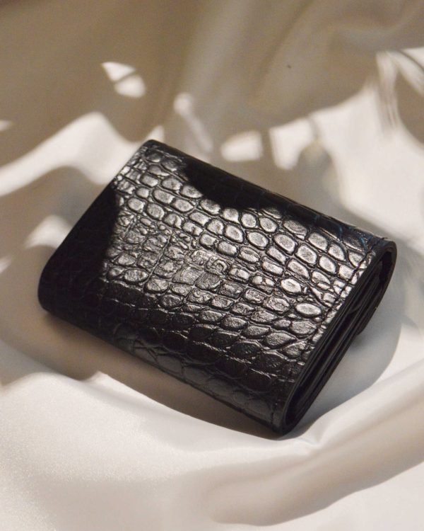 コンパクトなのに頼れる。牛革クロコで仕上げた三つ折りサイフ。