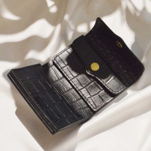 コンパクトなのに頼れる。牛革クロコで仕上げた三つ折りサイフ。