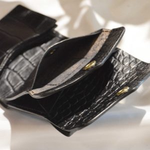 コンパクトなのに頼れる。牛革クロコで仕上げた三つ折りサイフ。