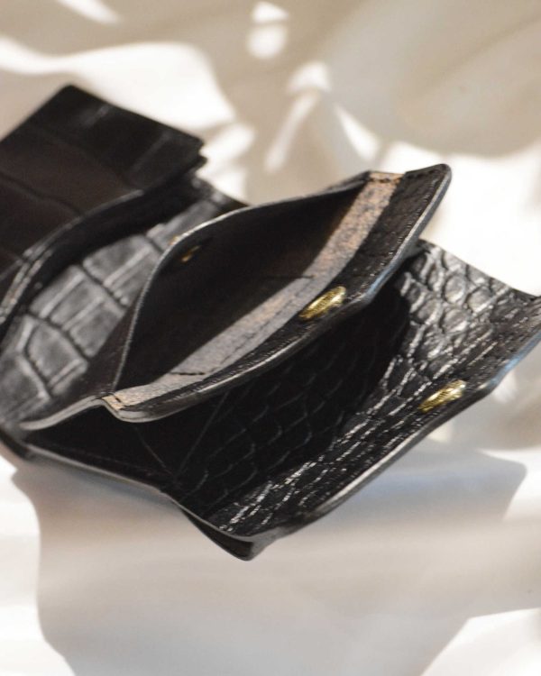 コンパクトなのに頼れる。牛革クロコで仕上げた三つ折りサイフ。