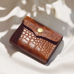 コンパクトなのに頼れる。牛革クロコで仕上げた三つ折りサイフ。