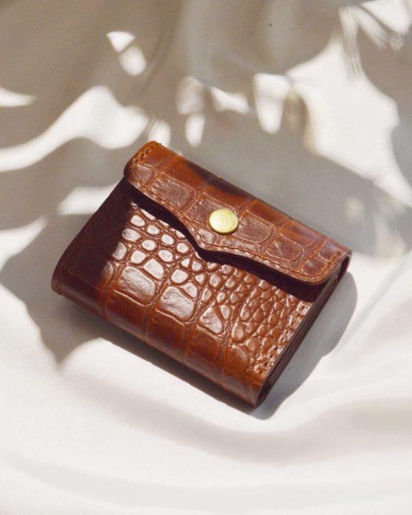 コンパクトなのに頼れる。牛革クロコで仕上げた三つ折りサイフ。