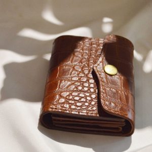 コンパクトなのに頼れる。牛革クロコで仕上げた三つ折りサイフ。