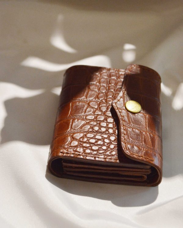 コンパクトなのに頼れる。牛革クロコで仕上げた三つ折りサイフ。