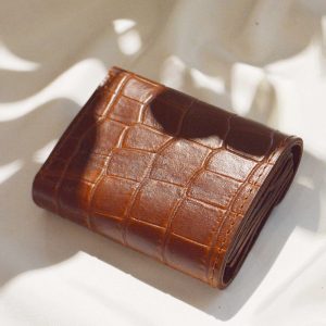 コンパクトなのに頼れる。牛革クロコで仕上げた三つ折りサイフ。