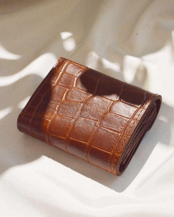 コンパクトなのに頼れる。牛革クロコで仕上げた三つ折りサイフ。