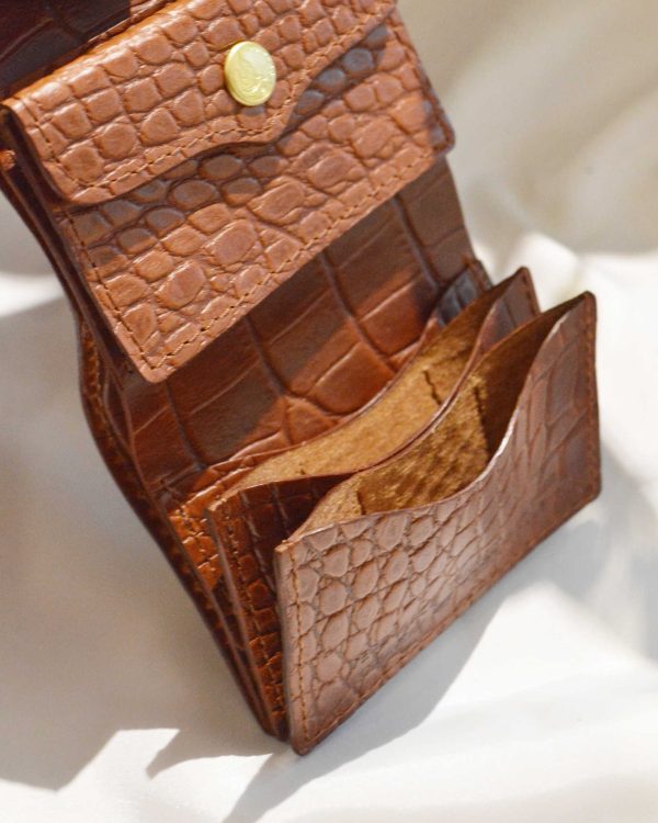 コンパクトなのに頼れる。牛革クロコで仕上げた三つ折りサイフ。