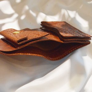 コンパクトなのに頼れる。牛革クロコで仕上げた三つ折りサイフ。