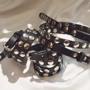 主張しすぎない存在感。saranamの特大カシメベルト