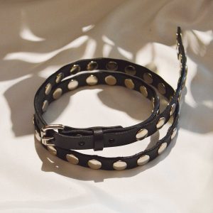 主張しすぎない存在感。saranamの特大カシメベルト