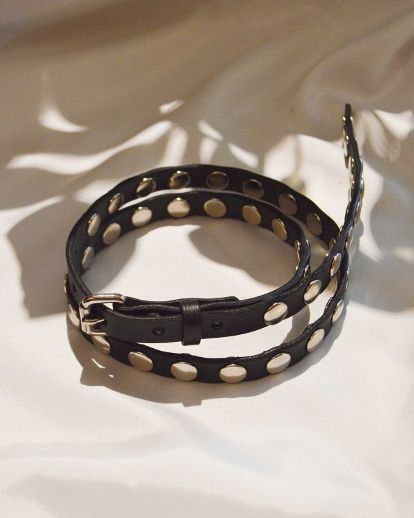 主張しすぎない存在感。saranamの特大カシメベルト