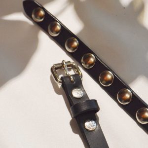 主張しすぎない存在感。saranamの特大カシメベルト