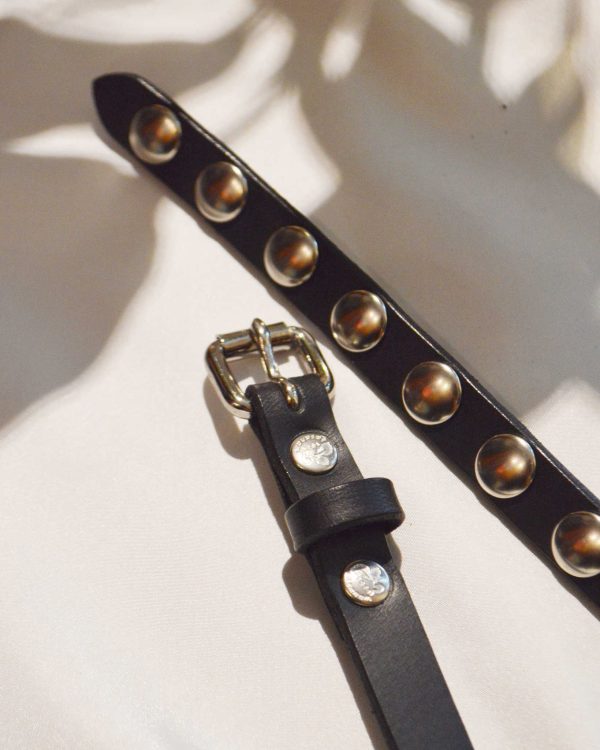 主張しすぎない存在感。saranamの特大カシメベルト