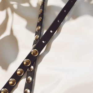 主張しすぎない存在感。saranamの特大カシメベルト