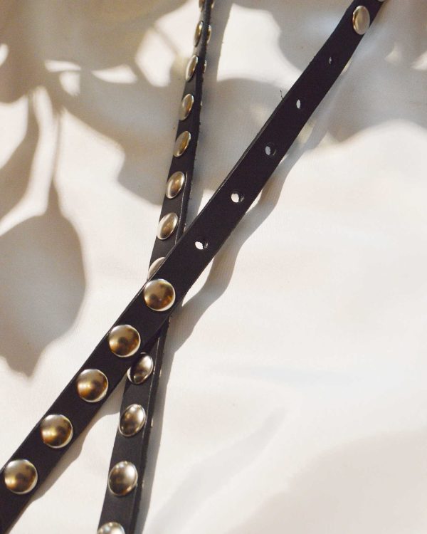 主張しすぎない存在感。saranamの特大カシメベルト