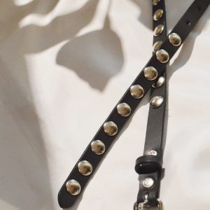 主張しすぎない存在感。saranamの特大カシメベルト