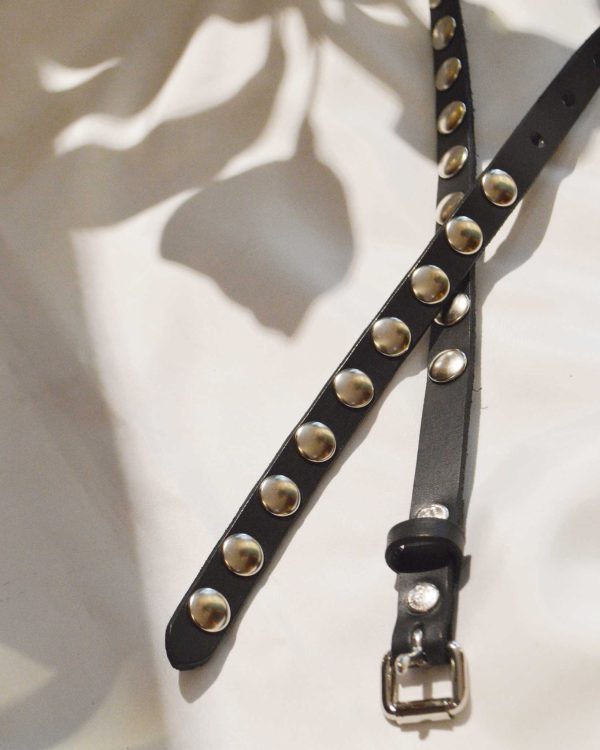 主張しすぎない存在感。saranamの特大カシメベルト