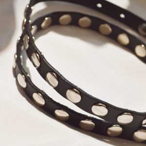 主張しすぎない存在感。saranamの特大カシメベルト