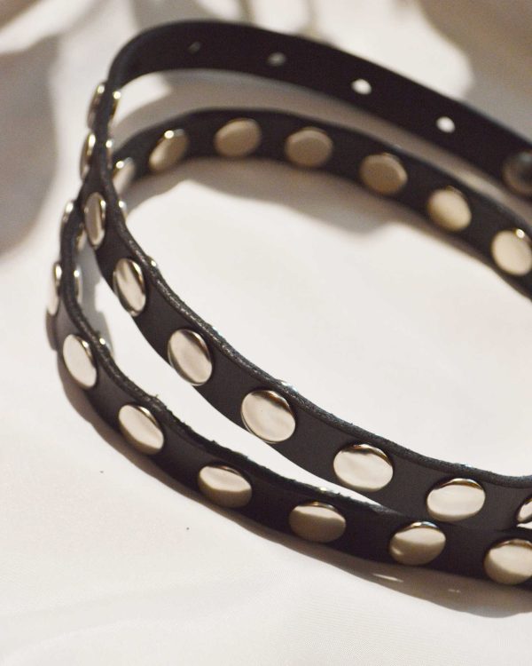 主張しすぎない存在感。saranamの特大カシメベルト