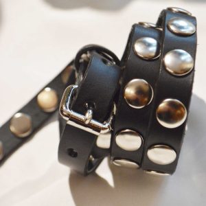 主張しすぎない存在感。saranamの特大カシメベルト