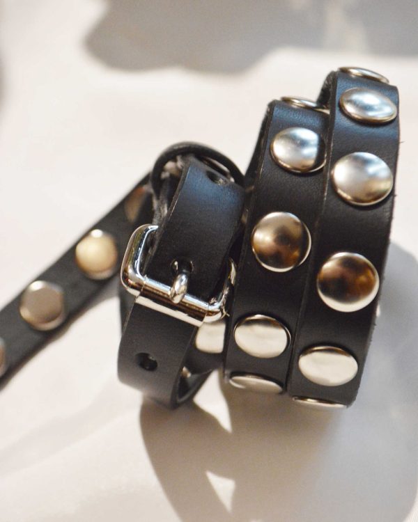 主張しすぎない存在感。saranamの特大カシメベルト