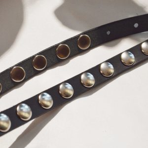 主張しすぎない存在感。saranamの特大カシメベルト