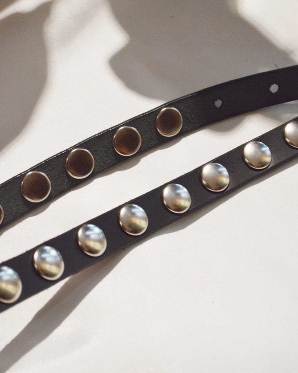 主張しすぎない存在感。saranamの特大カシメベルト