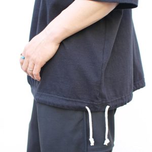 一枚でも重ねても映える、リラックスカットソー